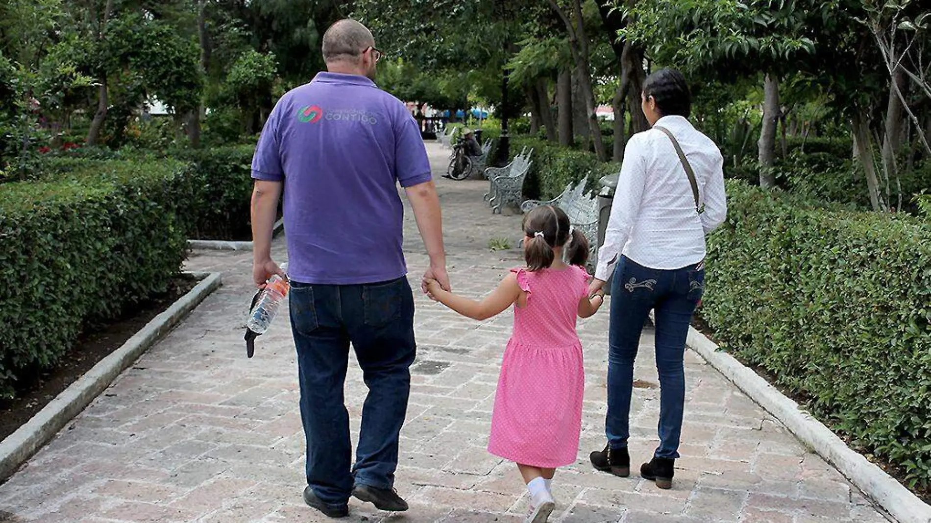 Familia caminando en un jardín